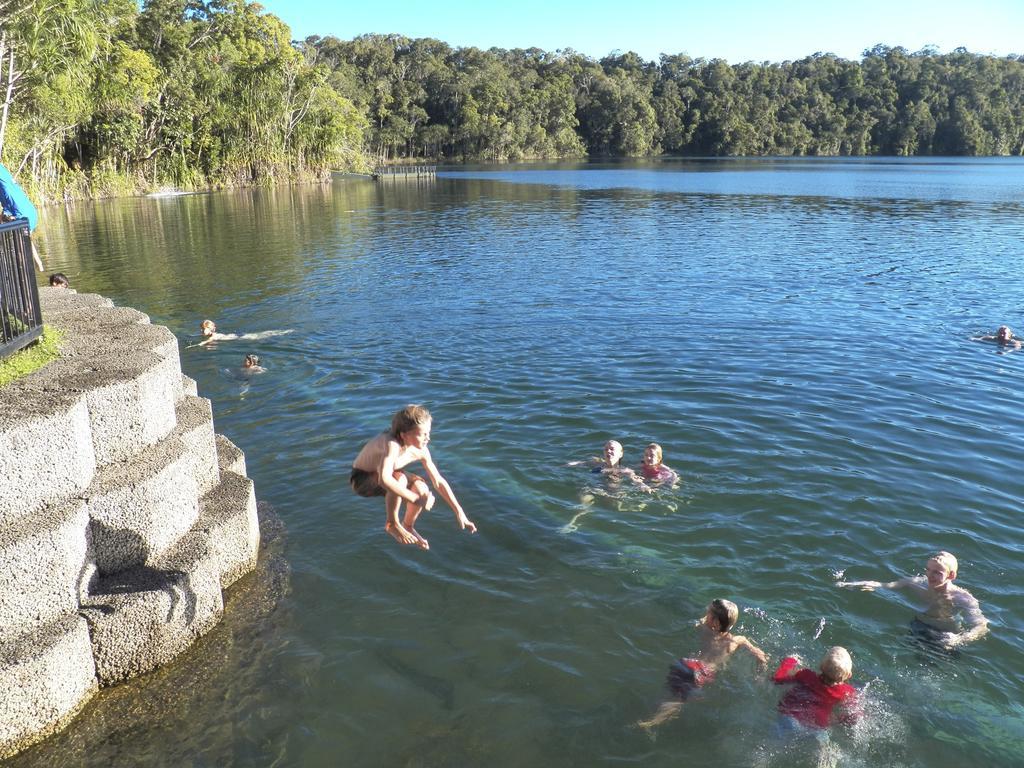 Lake Eacham Tourist Park & Cabins Экстерьер фото