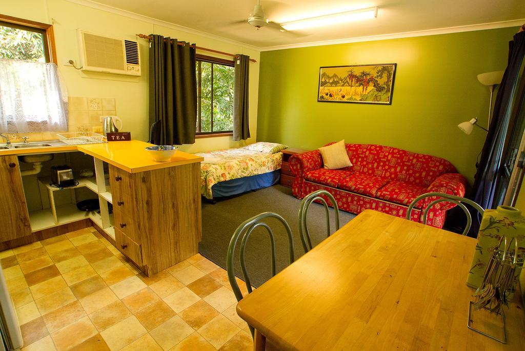 Lake Eacham Tourist Park & Cabins Номер фото