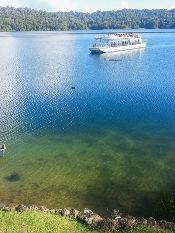 Lake Eacham Tourist Park & Cabins Экстерьер фото
