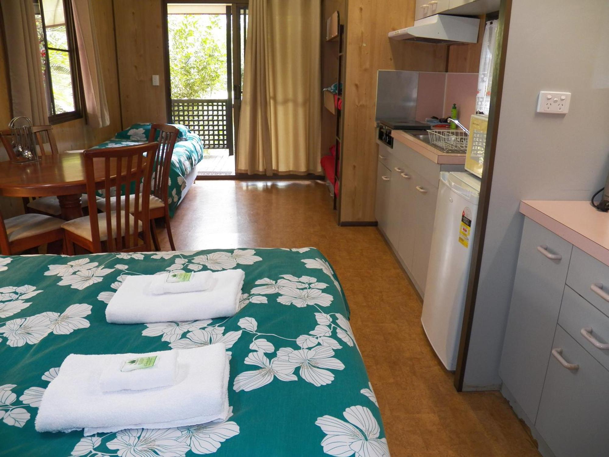 Lake Eacham Tourist Park & Cabins Номер фото