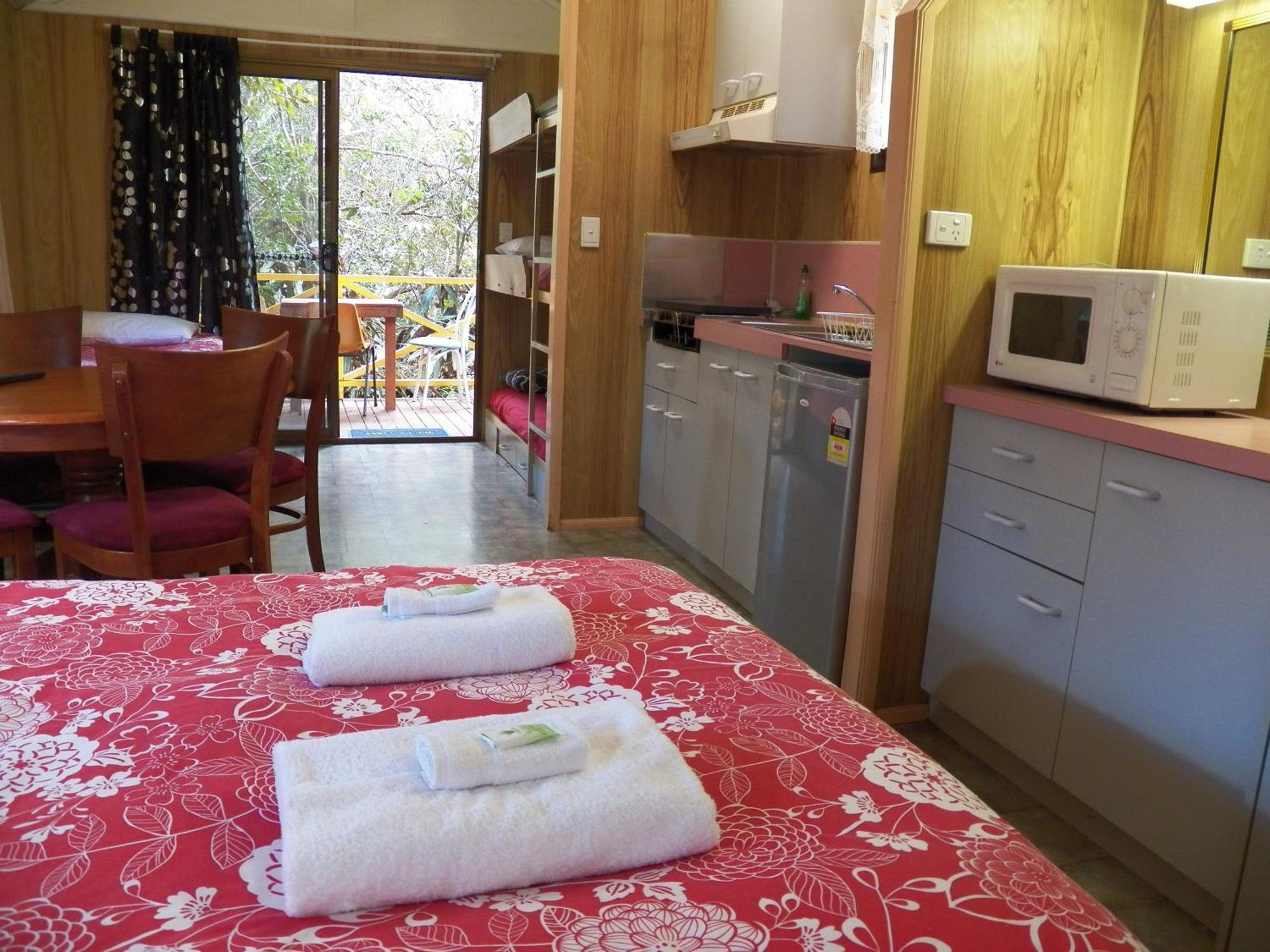 Lake Eacham Tourist Park & Cabins Номер фото