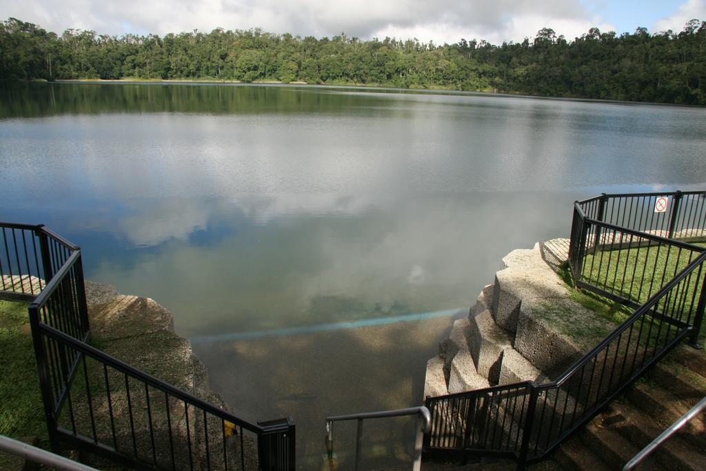Lake Eacham Tourist Park & Cabins Экстерьер фото