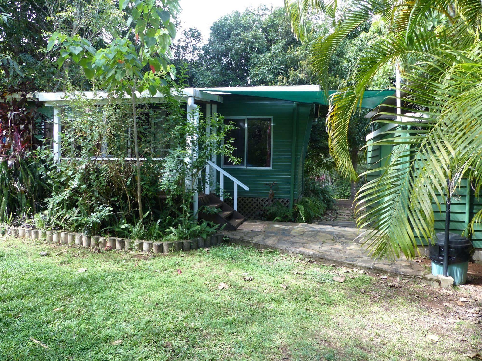 Lake Eacham Tourist Park & Cabins Экстерьер фото