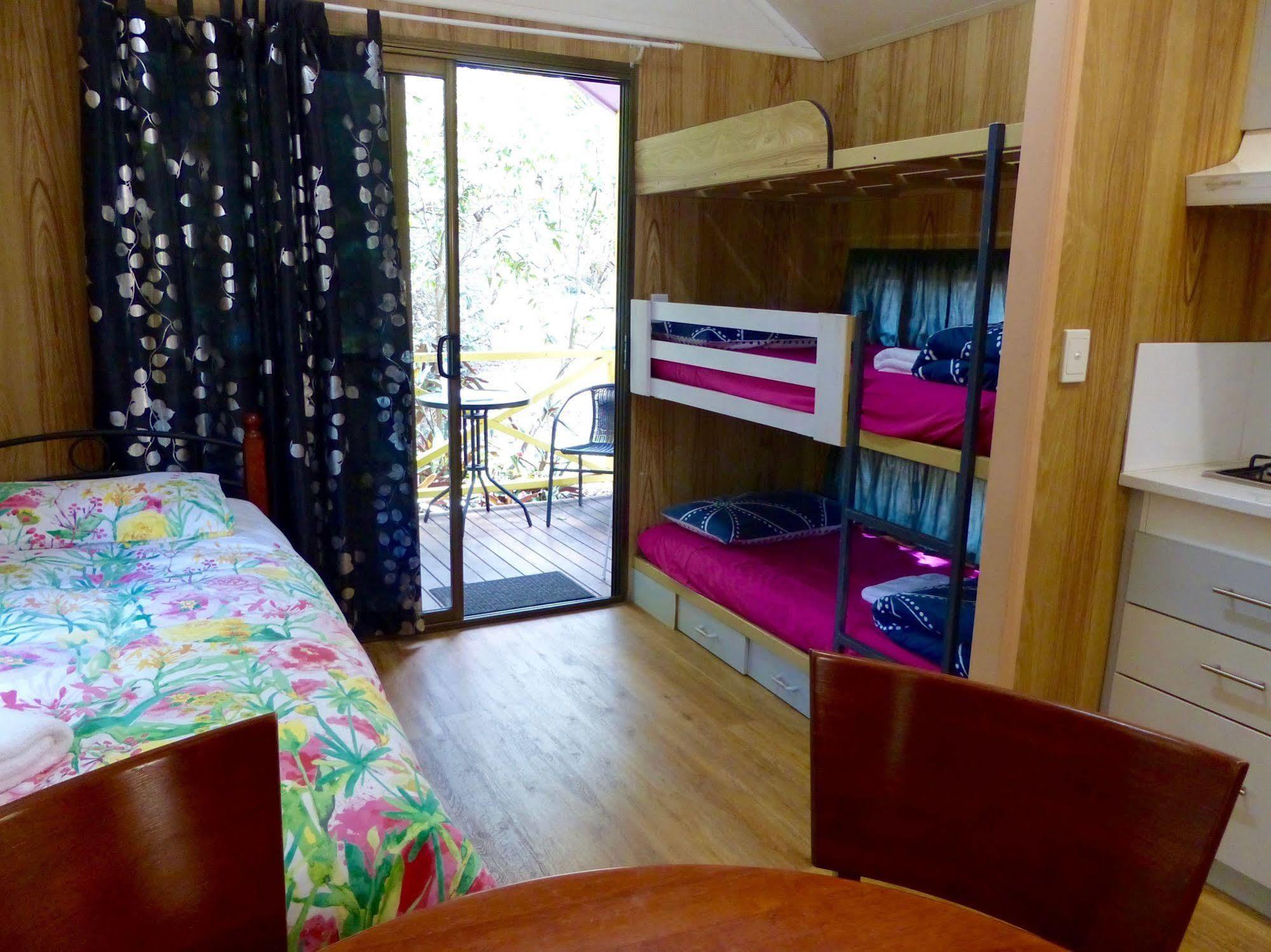 Lake Eacham Tourist Park & Cabins Экстерьер фото